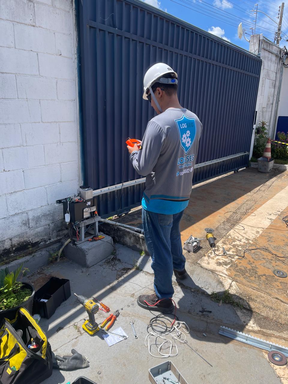 Instalação profissional de motor para portão em Goiânia — Logseg Tecnologias